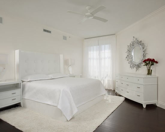 Skandynawska biel w sypialni Biała sypialnia w stylu skandynawskim z drewnianymi elementami, aranżacja 2026, minimalizm.