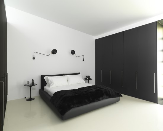 Skandynawska sypialnia: mała przestrzeń Mała biała sypialnia w bloku, aranżacja w stylu skandynawskim z akcentami drewna.