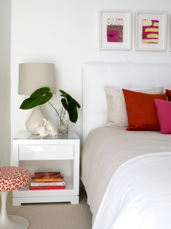 Naturalne tekstylia: biała sypialnia Biała sypialnia z tekstyliami w naturalnych kolorach, aranżacja 2026, styl skandynawski, minimalizm.