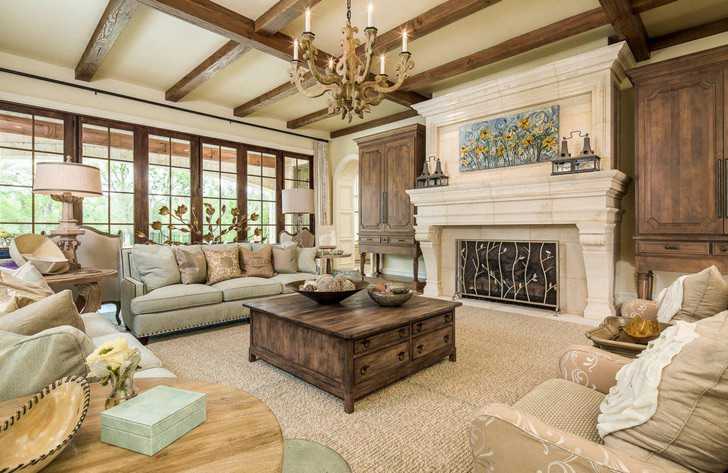 Rustykalny kominek z klimatem Kominek w rustykalnym salonie z akcesoriami kominkowymi, tworzący ciepłą atmosferę w domu.