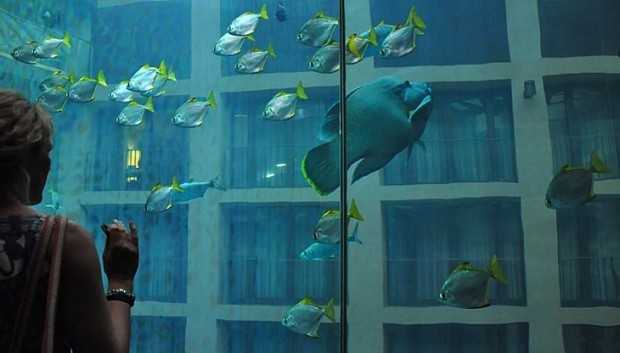 Berlin: Hotel z akwarium Wnętrze Radisson Blu w Berlinie z akwarium: atrakcje turystyczne Berlina w 2026.