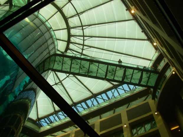 Inspiracja z akwarium Radisson Blu Hotel Berlin: wizja wakacyjnych aranżacji inspirowana architekturą akwarium w 2026.