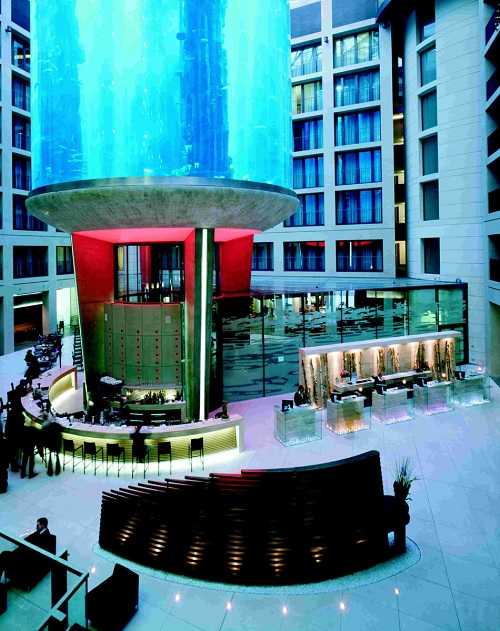Atrakcja turystyczna Berlina Imponujące akwarium w hotelu Radisson Blu, jedna z głównych atrakcji turystycznych Berlina 2026.