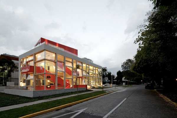 Design z czerwonym akcentem Wnętrze Galerii designu Miele Santiago z nowoczesnym designem i czerwonymi elementami wystroju.