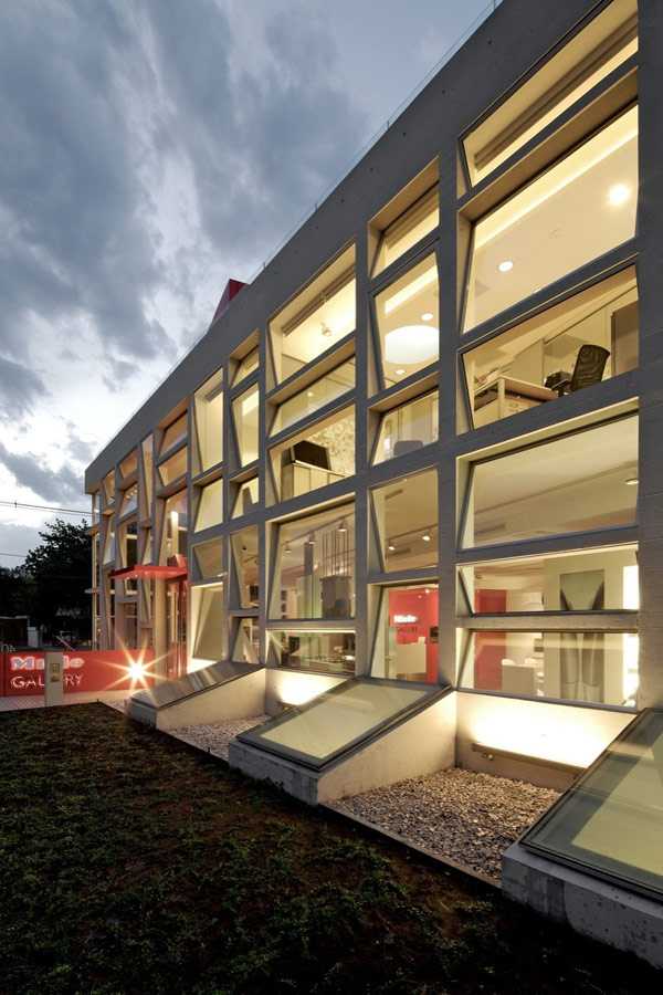 Czerwony detal w architekturze Detal architektoniczny: Czerwone elementy w szklanej fasadzie Galerii Miele Santiago.