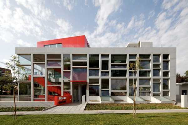 Światło i design Miele Wnętrze Galerii designu z nowoczesnym oświetleniem i wystawami produktów Miele w Santiago.