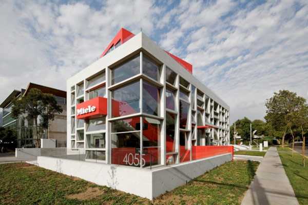 Santiago: Design przyszłości Architektura komercyjna 2026: Widok na Galerię designu Miele Santiago z zewnątrz.