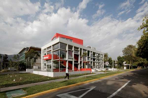 Akcent koloru w galerii Czerwone akcenty w Galerii designu Miele Santiago podkreślają nowoczesny charakter przestrzeni.