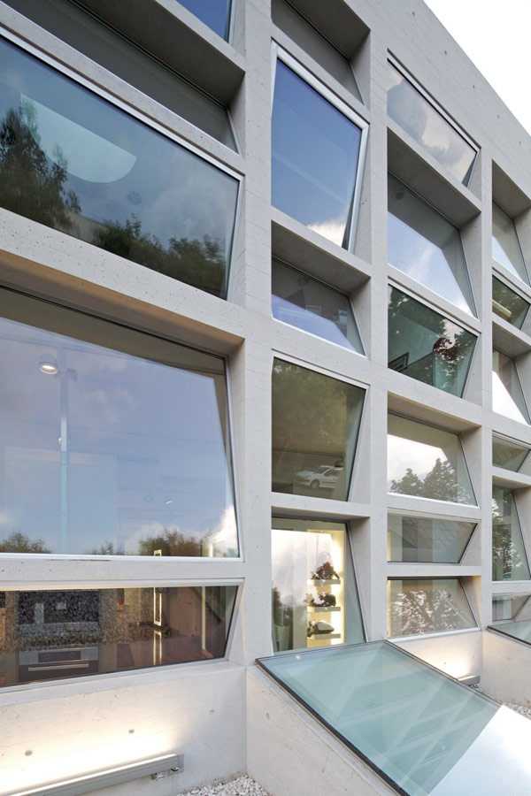 Transparentna fasada galerii Szklana fasada Galerii designu Miele Santiago: transparentność i nowoczesny styl.