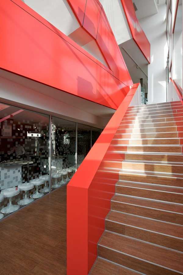 Miele Santiago: Design 2026 Galeria Designu Miele Santiago: nowoczesna architektura komercyjna z czerwonymi akcentami i szklaną fasadą.