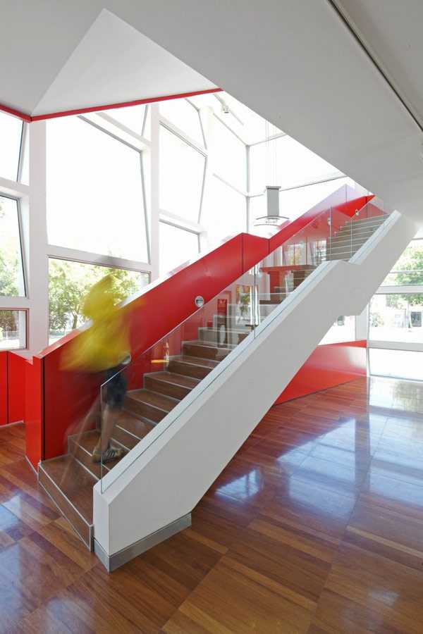 Design przyszłości: Santiago Architektura komercyjna 2026: Galeria Miele Santiago z nowoczesnym designem i czerwonymi elementami.