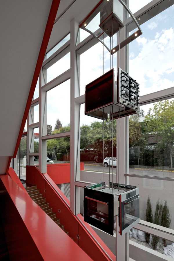 Czerwień w architekturze Czerwone akcenty w nowoczesnej galerii designu Miele Santiago, architektura komercyjna 2026.