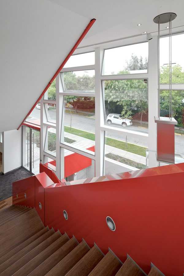 Santiago: Szkło i styl Szklana fasada galerii designu Miele Santiago, przykład architektury komercyjnej w nowoczesnym stylu.