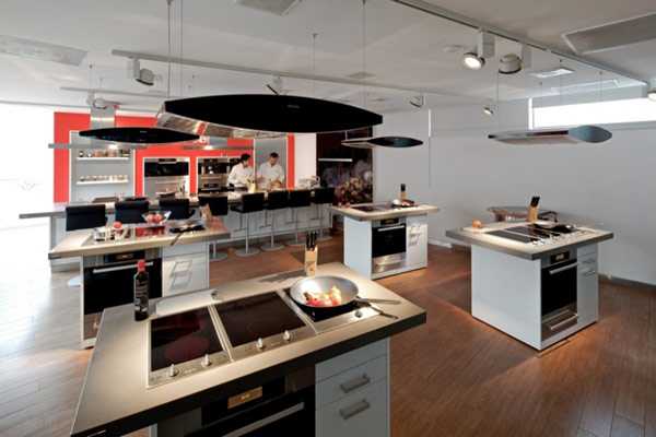 Detale Santiago Design Architektura komercyjna 2026: Detale w galerii designu Miele Santiago z czerwonymi akcentami.