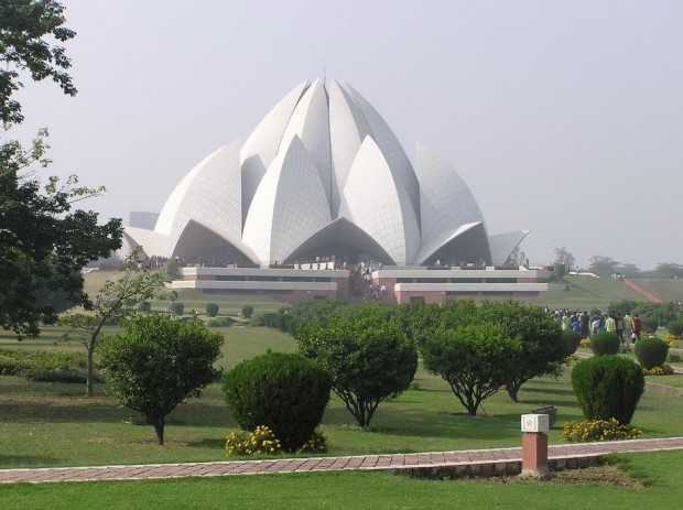 Kamień i natura Klasyczna architektura z elementami natury: kamienne ściany i rośliny, budujące poczucie bezpieczeństwa i stabilności.