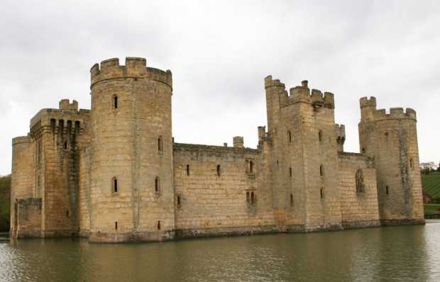 Drewno i ciepło Współczesna architektura z wykorzystaniem drewna: ciepłe i przytulne wnętrze, sprzyjające odpoczynkowi i regeneracji.