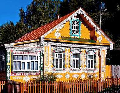 Balkon z widokiem Przestronny balkon z widokiem na naturę: idealne miejsce do odpoczynku i kontemplacji w otoczeniu zieleni.
