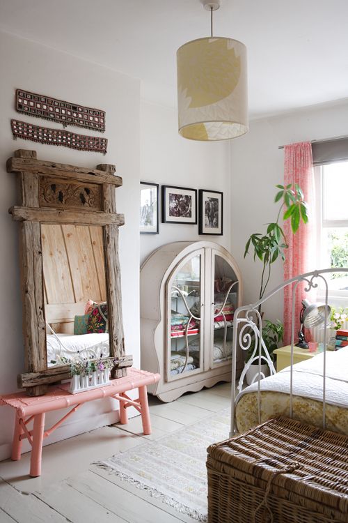 Art Deco: Luksusowa inspiracja Inspirująca sypialnia Art Deco: luksusowe materiały i geometryczne wzory na ścianie 2026