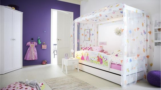 Elegancja w pokoju dziecka Elegancki biały baldachim do łóżeczka niemowlęcego z dekoracyjnymi falbanami i kokardami.