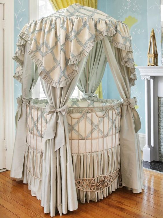 Baldachim: dekoracja i funkcja Nowoczesny baldachim nad łóżeczkiem niemowlaka jako element dekoracyjny pokoju dziecięcego.