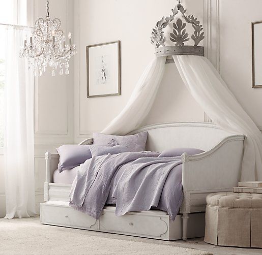 Baldachim: klasyka w pokoju Biały baldachim nad łóżeczkiem niemowlęcym, klasyczny element wystroju pokoju dziecięcego.