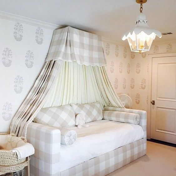 Baldachim: magia gwiazd dla dziecka Baldachim z gwiazdkami nad łóżeczkiem dziecka stymuluje wyobraźnię i zapewnia spokojny sen.