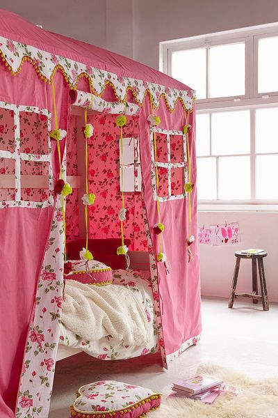 Skandynawski baldachim Baldachim do łóżeczka dziecięcego w stylu skandynawskim, minimalizm i funkcjonalność.