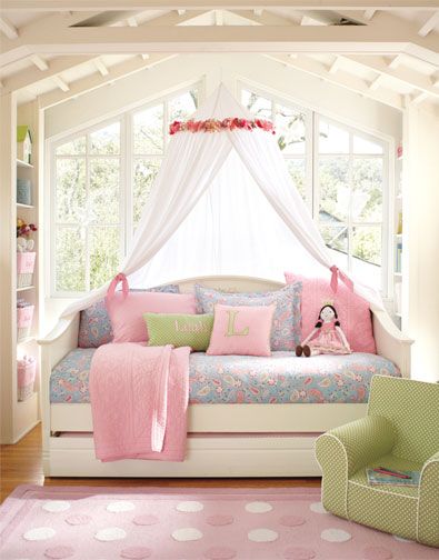 Elegancki baldachim z tiulu Stylowy baldachim z tiulu na łóżeczku dziecięcym jako elegancka ochrona przed światłem i kurzem w małym mieszkaniu.