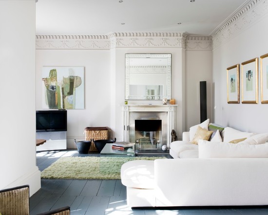 Złote Akcenty Jasne wnętrze białego salonu z delikatnymi złotymi dekoracjami w stylu nowoczesnym.