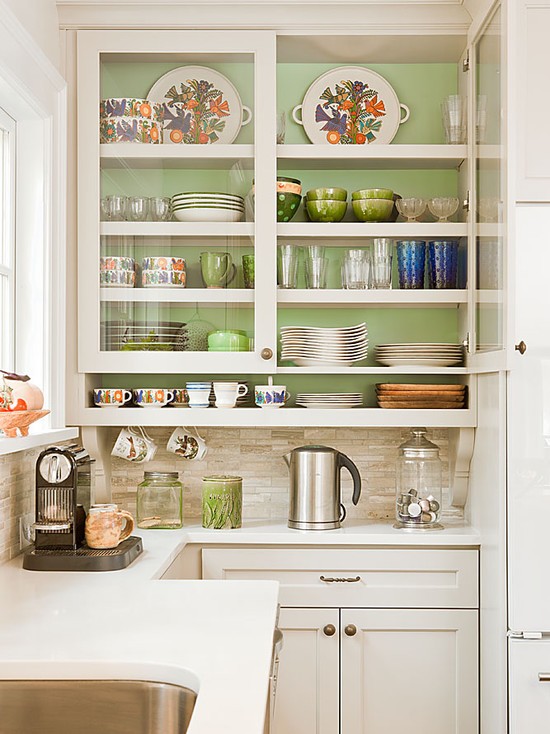 Zieleń i biel Biało-zielona kuchnia z kamiennym fartuchem i drewnianymi elementami.