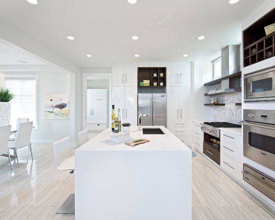 Drewno w bieli Nowoczesna biała kuchnia z detalami z naturalnego drewna, rok 2026.