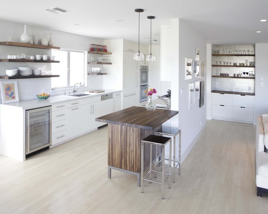 Kontrastowe drewno Niezwykła, nowoczesna biała kuchnia z ciemnymi drewnianymi detalami.