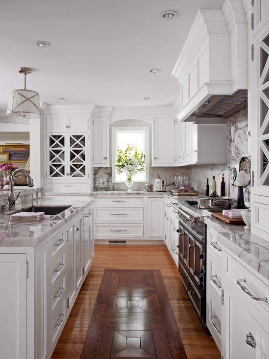 Drewniana podłoga Elegancka biała kuchnia z oryginalną podłogą z dwóch rodzajów drewna.