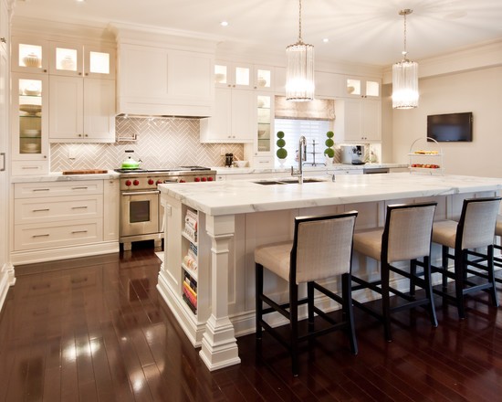 Gra odcieni Biała kuchnia łącząca ciemne i jasne odcienie w spójną całość.