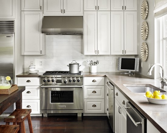 Fuzja stylów Biała kuchnia łącząca klasyczny i nowoczesny design w jedną całość.