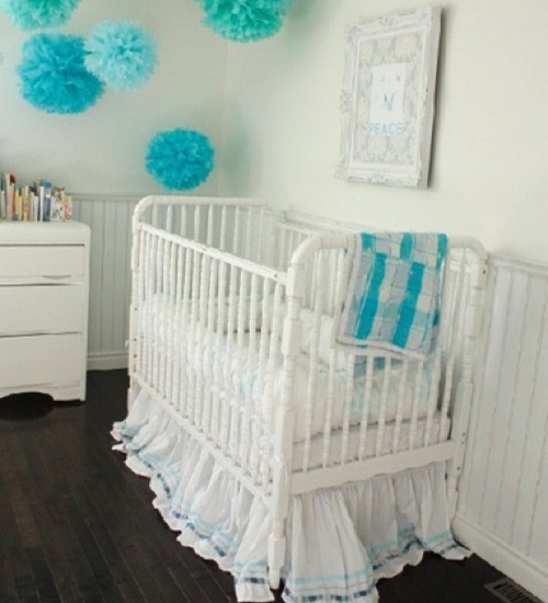 Turkusowa przestrzeń dziecka Przestronny turkusowy pokój dziecięcy z elementami bieli, idealny do małych pomieszczeń.