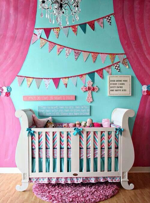 Turkusowa kreatywność dziecka Kreatywny turkusowy pokój dziecięcy z białymi akcentami, sprzyjający rozwojowi w 2026.