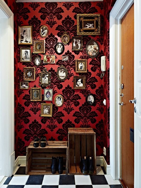 Aksamitny bordowy kwiat Bordowe tapety z czarnym motywem kwiatowym i efektem aksamitu, nadające wnętrzu głębi i tekstury.