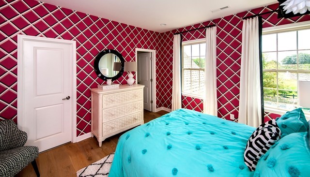 Bordo i geometria Bordowa tapeta z białym geometrycznym wzorem w sypialni – aranżacja wnętrz 2026