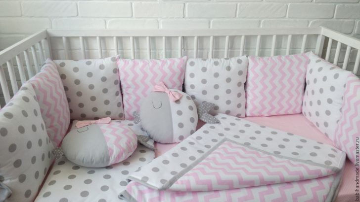 Delikatna Ochrona Snu Ochraniacze do łóżeczka dziecięcego w delikatnych kolorach, chroniące przed uderzeniami i zapewniające spokojny sen.