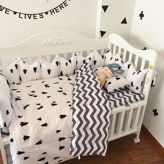 Miękkość i Ochrona Ochraniacze do łóżeczka dziecięcego wykonane z miękkiego weluru, zapewniające bezpieczeństwo i komfort snu.