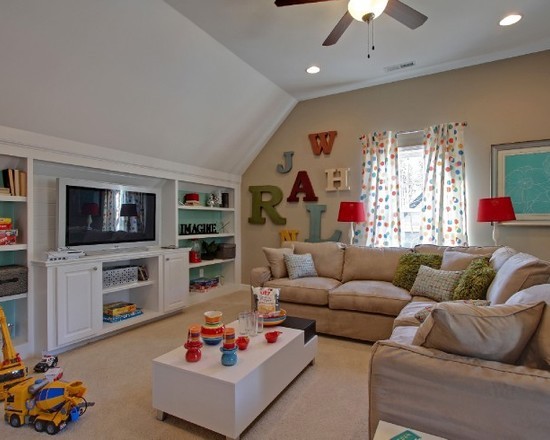 Litery: dekoracja z duszą Dekoracyjne litery różnych rozmiarów zdobią ścianę przy oknie, dodając charakteru wnętrzu.