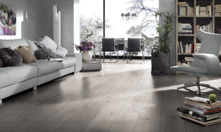 Laminat kontra Parkiet Porównanie wizualne parkietu i laminatu, istotne przy decyzji o panelach podłogowych.