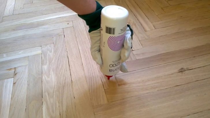 Faktura: Wyczuwalna Różnica Porównanie faktur parkietu i laminatu, istotne przy wyborze paneli podłogowych AC5.