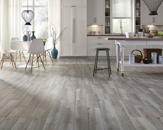Nowoczesna podłoga laminowana Zbliżenie na teksturę podłogi laminowanej imitującej drewno, prezentujące nowoczesny design i jakość wykonania.