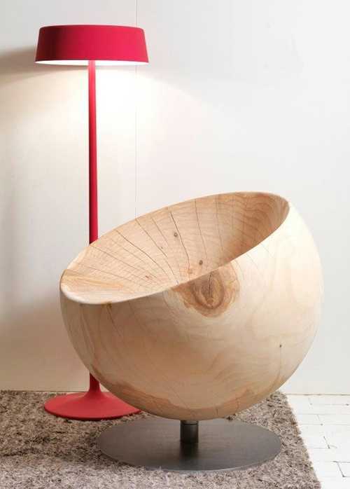 Kącik relaksu Inspiracje designerskimi meblami 2026: lampa podłogowa i fotel w nowoczesnym salonie