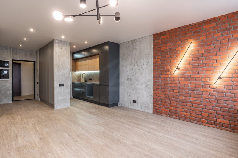 Ściany po usunięciu tapet Przygotowanie ścian do malowania po usunięciu starych tapet podczas remontu mieszkania.