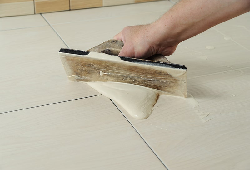 Formowanie spoin Formowanie spoin za pomocą kielni do fug: wygładzanie fugi.