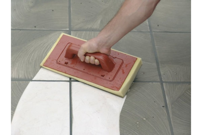 Czyszczenie fugi cementowej Czyszczenie płytek po fugowaniu cementową fugą. Usuwanie pozostałości zaprawy z powierzchni glazury.