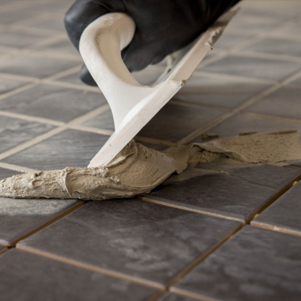 Wypełnione fugą szczeliny Szczeliny między płytkami wypełnione specjalną fugą: wodoodporna fuga do płytek.